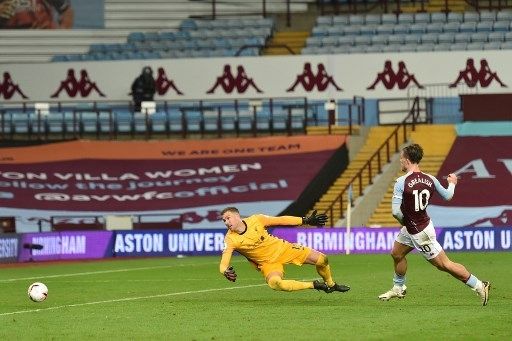 Adrian saat melakukan blunder yang berujung gol pertama Aston Villa. (PETER POWELL / POOL / AFP)