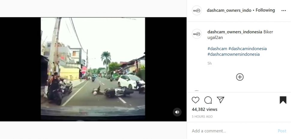 Tabrakan motor bikin salah fokus. (Instagram)