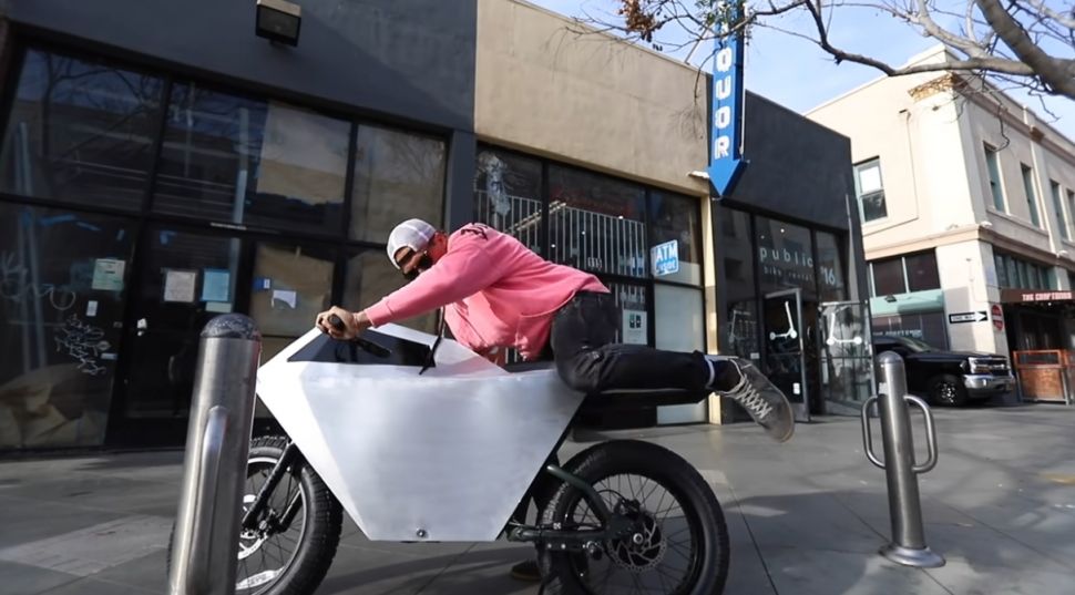 Motor Cyberbike yang berdesain ala Cybertruck. (Youtube/CaseyNeistat)