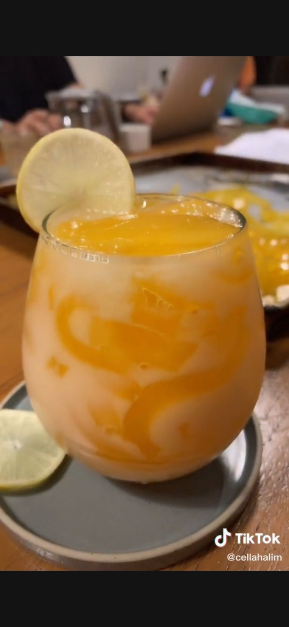 Biji dan Kulit Mangga Bisa Jadi Minuman Segar. (Screenshoot TikTok)