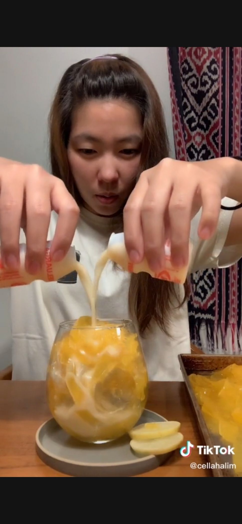 Biji dan Kulit Mangga Bisa Jadi Minuman Segar. (Screenshoot TikTok)