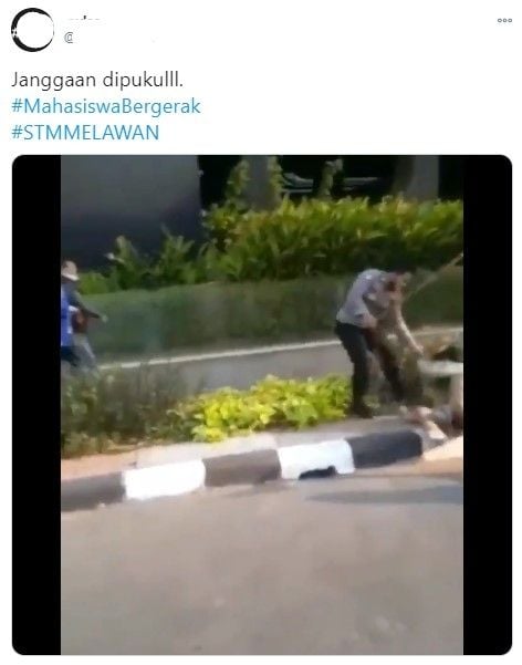 Pendemo dipukuli polisi (Twitter)