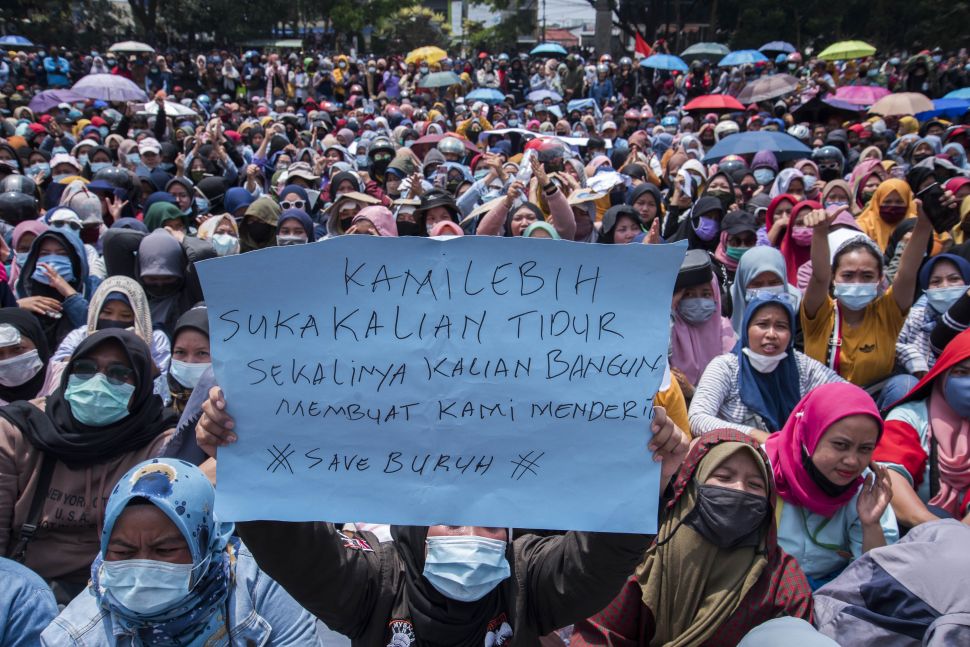 Ribuan buruh bersama Aliansi Badan Eksekutif Mahasiswa se-Sukabumi melakukan aksi unjuk rasa di lapangan Merdeka, Sukabumi, Jawa Barat, Rabu (7/10/2020).  [ANTARA FOTO/Iman Firmansyah]