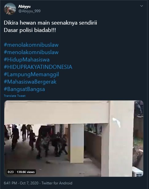 Viral Pendemo Bentrok Dengan Polisi (Twitter/@abiyyu_999).