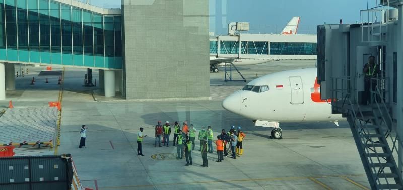 Sejumlah pegawai di Bandara YIA, Temon Kulon Progo berlindung di lantai Mezanin dalam simulasi tsunami yang digelar BMKG, Rabu (7/10/2020). [Hiskia Andika Weadcaksana / SuaraJogja.id]