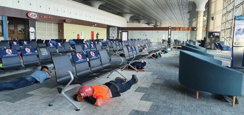 Sejumlah pegawai di Bandara YIA, Temon Kulon Progo berlindung di lantai Mezanin dalam simulasi tsunami yang digelar BMKG, Rabu (7/10/2020). [Hiskia Andika Weadcaksana / SuaraJogja.id]