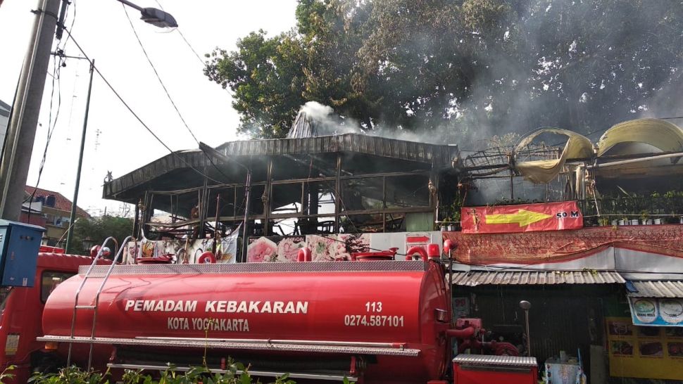 Petugas pemadam kebakaran (Damkar) kota Yogyakarta, berusaha memadamkan api yang membakar salah satu restoran di selatan Kantor Dprd DIY, Kamis (8/10/2020). [Muhammad Ilham Baktora / SuaraJogja.id]