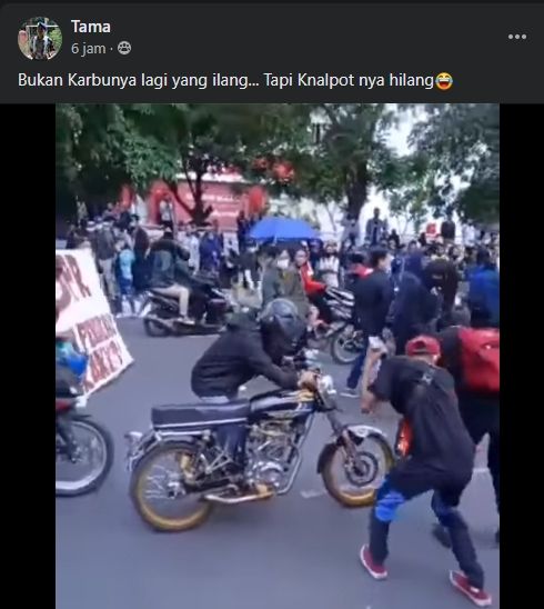 Aksi demonstran pakai motor, picu komentar kocak. (Facebook)