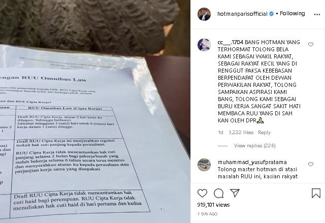 Hotman Paris menunjukkan draft UU Cipta Kerja. (Instagram/hotmanparisofficial)