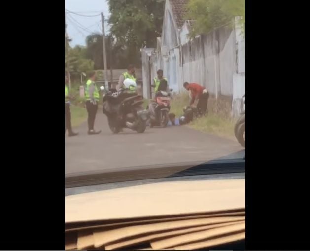 Viral Polisi Diduga Lakukan Tindak Represif Ke Warga (Facebook/Fedi Awed).