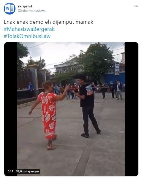 Lagi demo dijemput emak (Twitter/txtdrmahasiswa)