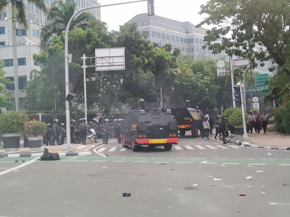 Aksi massa damai menolak Undang-Undang Cipta Kerja di Jalanb Medan Merdeka Selatan, jakarta, dipukul mundur aparat kepolisian, Kamis (8/10/2020). [Suara.com/Muhammad Yasir]