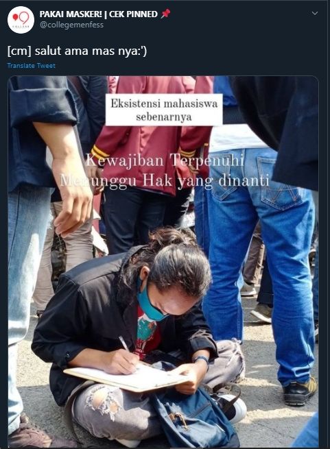 Foto Pemuda Nugas di Tengah Unjuk Rasa (Twitter/@collegemenfess).