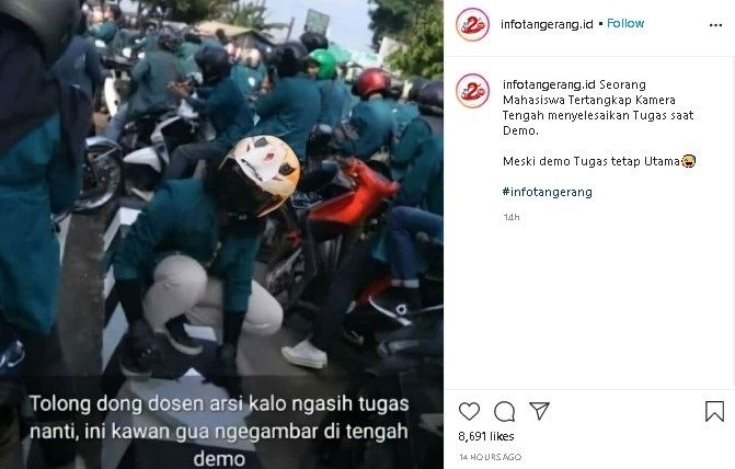 Potret mahasiswa kerjakan tugas di tengah demo. (Instagram/@infotangerang.id)