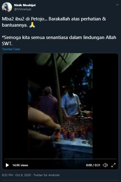 Buat Masakan untuk Pendemo Tolak Omnibus Law, Aksi Ibu-ibu Ini Tuai Pujian. (Twitter/@NMoekijat)