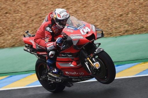 Pebalap Ducati Andrea Dovizioso menggeber motornya di sesi latihan bebas di Le Mans, Jumat (9/10/2020). [AFP]