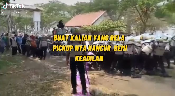 Viral mobil pick up tabrak blokade polisi. (TikTok)