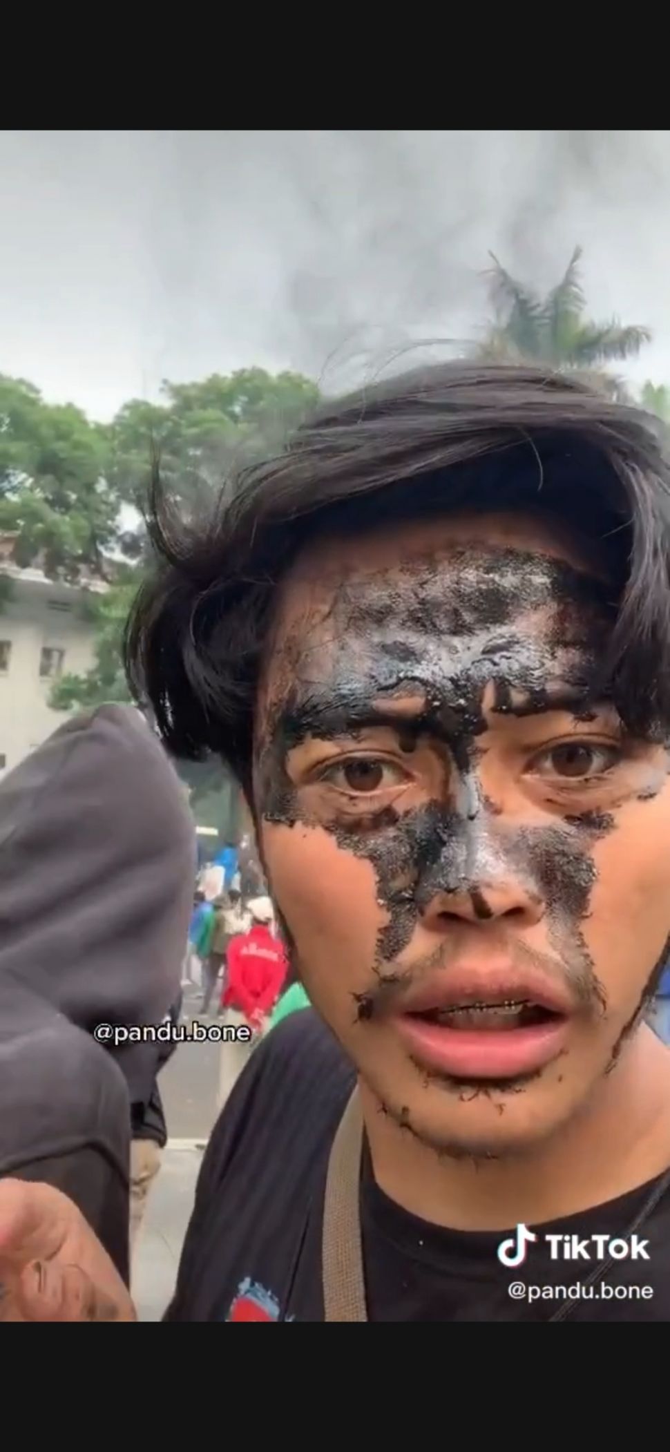 Aksi kocak ajak pendemo pakai masker. (Dok: Tiktok/Pandu.bone)