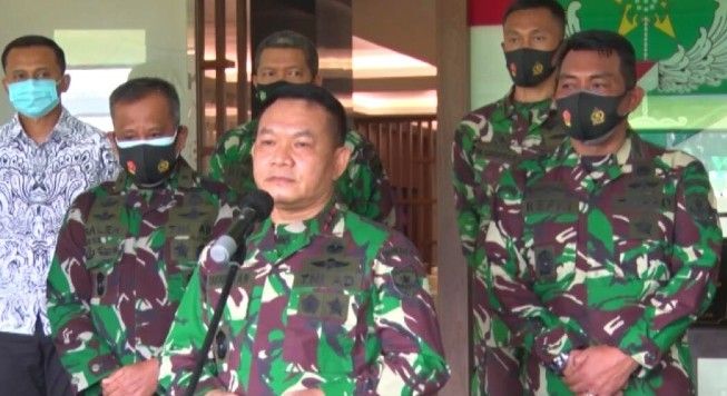 Pangdam Jaya Mayjen TNI Dudung Abdurrachman memberikan keterangan pers di Makodam Jaya, Jakarta, Jumat (9/10/2020).  [Suara.com/Bagaskara Isdiansyah]