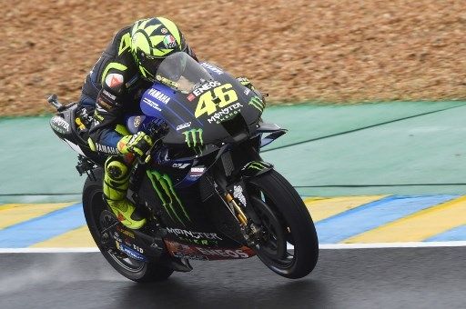 Pebalap Monster Energy Yamaha Valentino Rossi beraksi di sesi latihan bebas MotoGP Prancis di Sirkuit Le Mans, Jumat (9/10/2020). [AFP]