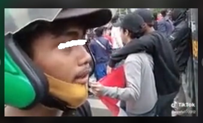 Viral Bocah Lelaki Hampiri Polisi saat Aksi, Sebut NKRI Harga Mati (TikTok/@syafa170312).