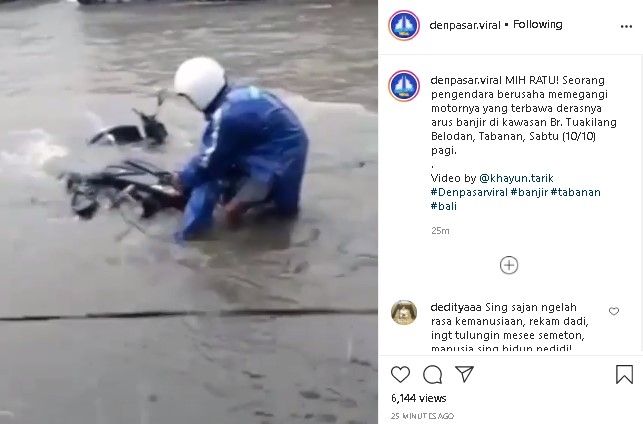 Detik detik Pria Selamatkan Sepeda Motornya Nyaris Hanyut Detik detik Pria Selamatkan Sepeda Motornya Nyaris Hanyut