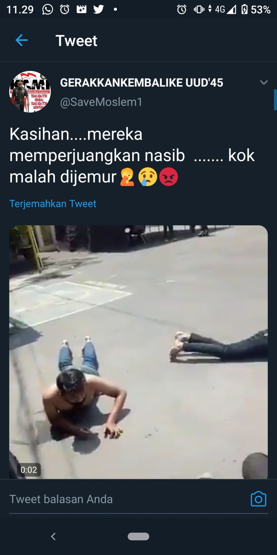 Tangkap layar video demonstran penolak UU Cipta Kerja dijemur di halaman Mapolres Cirebon. (Twitter).