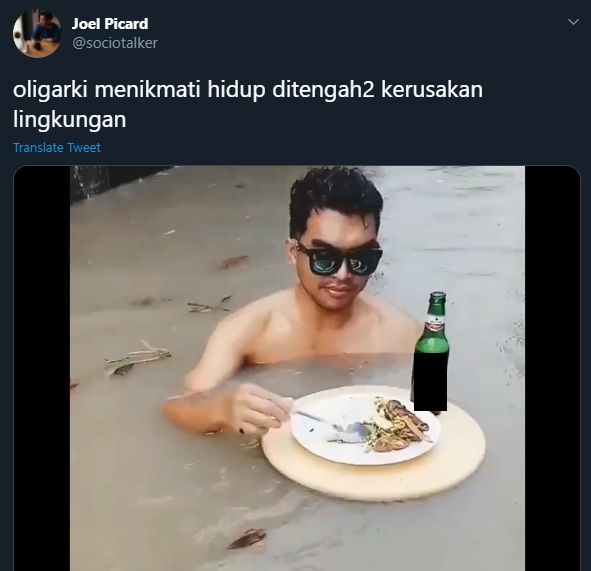 Viral Video Pemuda Makan Enak di Tengah Banjir, 'Oligarki Menikmati Hidup'. (Twitter/@sociotalker)