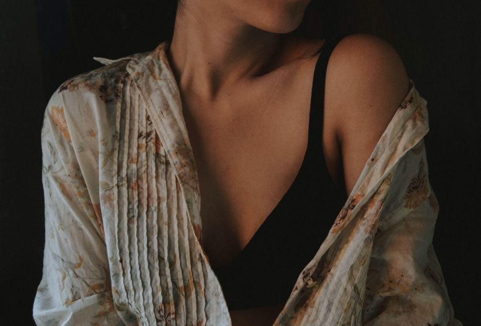 Bralette berpotongan rendah. (Unsplash/Bianca Castillo)