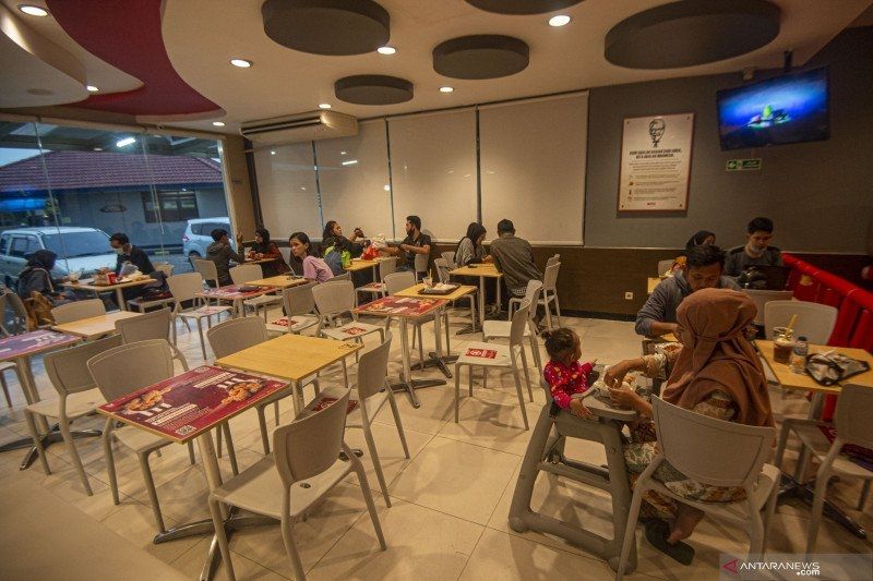 Sejumlah warga menyantap makanan di salah satu restoran di Ciracas, Jakarta, Kamis (10/9/2020). ANTARA FOTO/Aditya Pradana Putra/hp. 