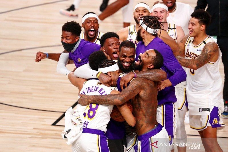 Pebasket Los Angeles Lakers merayakan kemenangan atas Miami Heat pada pertandingan Final NBA game 6 di AdventHealth Arena, Lake Buena Vista, Florida, Senin (12/10/2020). Lakers mejadi juara NBA setelah memenangkan game keenam dengan skor 106-93. ANTARA FOTO/Reuters/USA TODAY Sports/Kim Klement/pras. 