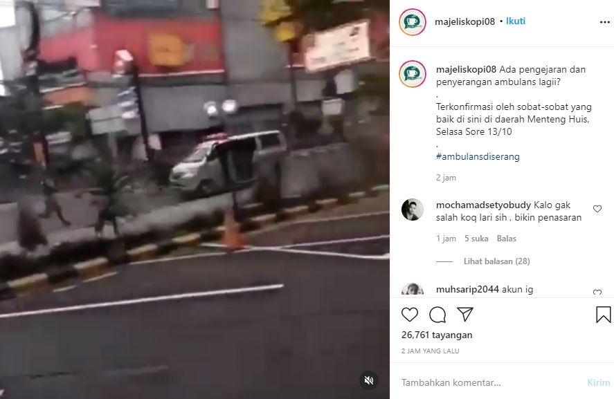 Tangkap layar video mobil ambulans berjalan mundur saat ditembaki polisi dengan gas air mata.  (instagram).