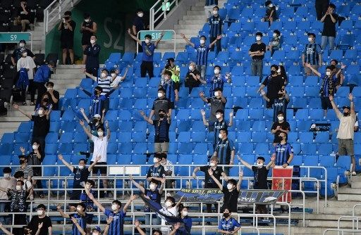 Penonton menyaksikan pertandingan K-League pada 1 Agustus 2020. [AFP]