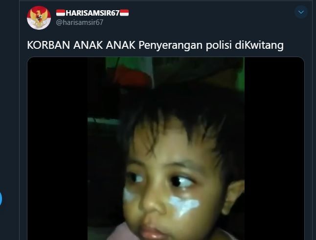 Balita dan anak-anak jadi korban gas air mata. (Twitter/@harisamsir67)