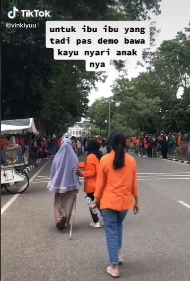 Viral Emak Datangi Lokasi Aksi, Jemput Anaknya Sambil Bawa Tongkat (TikTok/@vinkyuu).