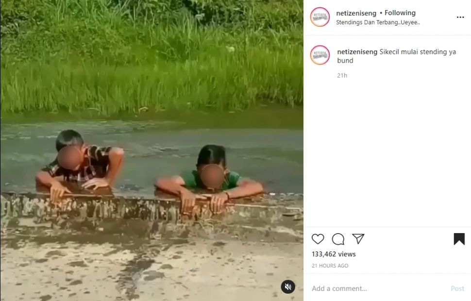 Bocah naik motor, endingnya nyempung sungai. (Instagram)