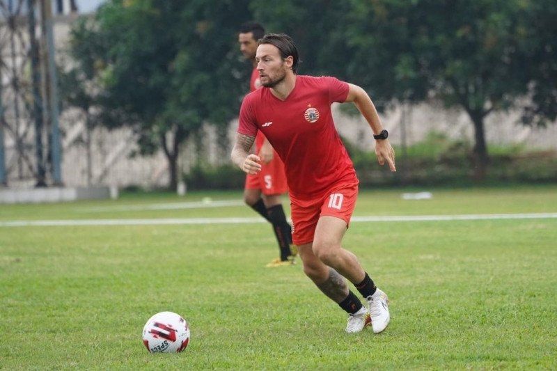 Gelandang Persija Jakarta Marc Klok menggiring bola dalam laga internal skuat berjuluk Macan Kemayoran di Lapangan PS AU TNI Angkatan Udara, Selasa (13/10/2020). Pertandingan itu menjadi bagian dari persiapan menuju Liga 1 Indonesia 2020. (ANTARA/HO/Persija)