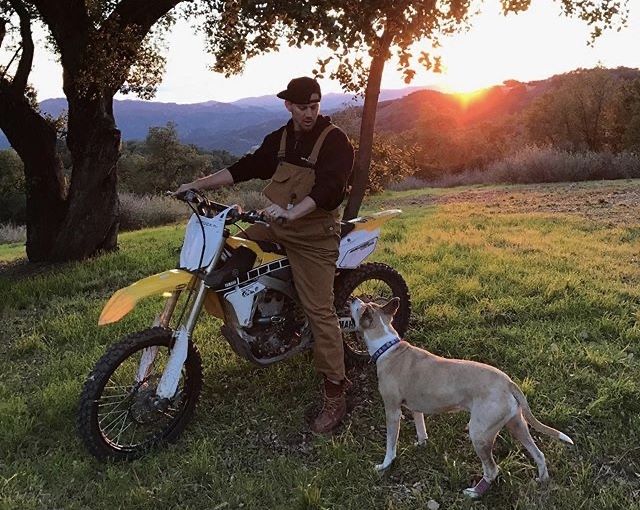 Motoran road trip bersama anjing kesayangannya [Instagram: channingtatum].