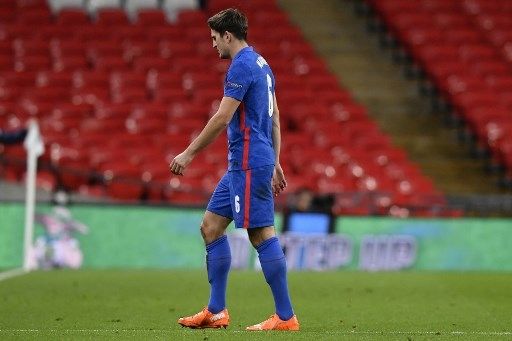 Bek timnas Inggris Harry Maguire meninggalkan lapangan setelah dikartu merah usai melanggar pemain Denmark dalam pertandingan UEFA Nations League yang berlangsung di Wembley, Kamis (15/10/2020). [AFP]