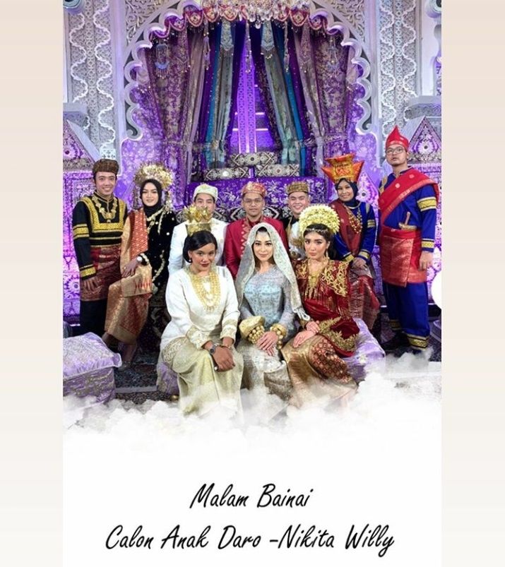 Nikita Willy foto bareng keluarga di acara Malam Bainai. [Instagram]