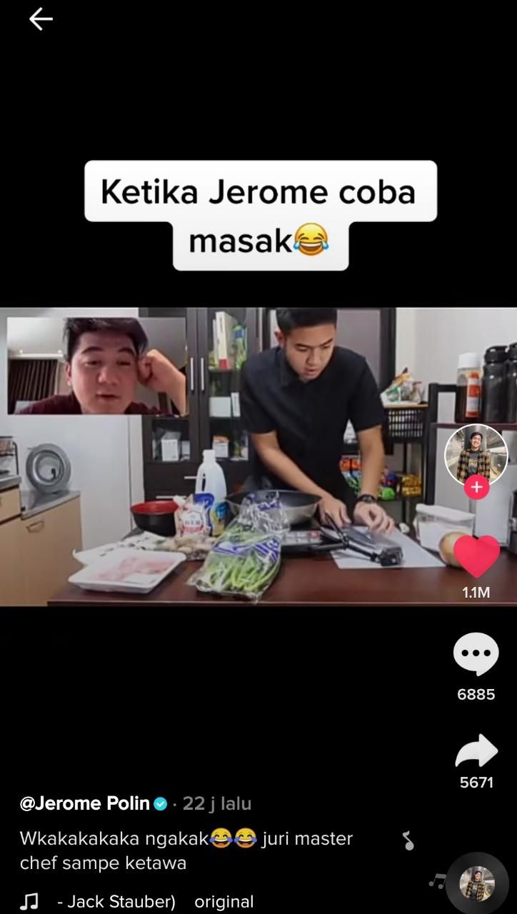 Jerome Polin yang sedang memasak buat Chef Arnold dan warganet tertawa (TikTok @jeromepolin98)