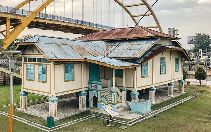 Rumah Tuan Kadi di tepian Sungai Siak Pekanbaru, sebuah bangunan peninggalan tempo dulu yang mempunyai cerita sejarah tersendiri. [Dok Pekanbaru Heritage Walk]