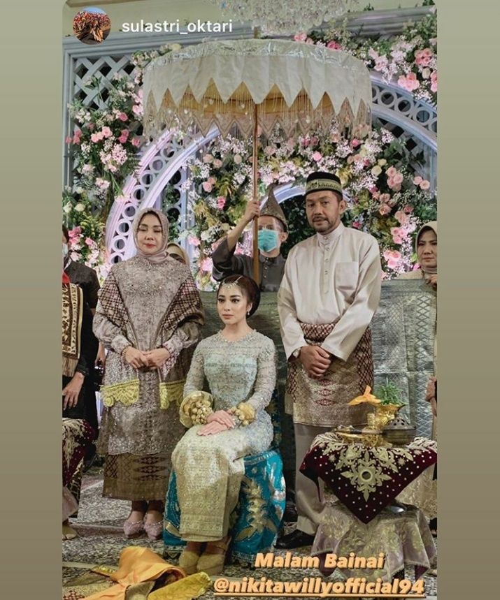 NIkita Willy dan keluarga di acara Malam Bainai. [Instagram]