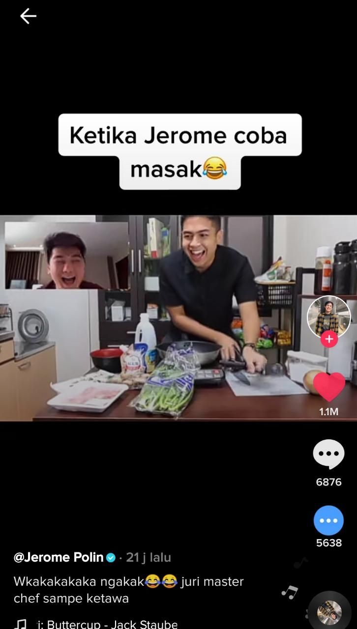 Jerome Polin yang sedang memasak buat Chef Arnold dan warganet tertawa (TikTok @jeromepolin98)