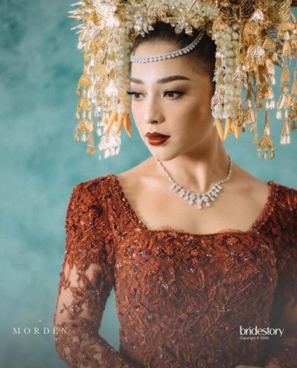 Busana Adat Minangkabau yang Dikenakan Nikita Willy saat Akad Nikah. (Instagram/@thebridestory)