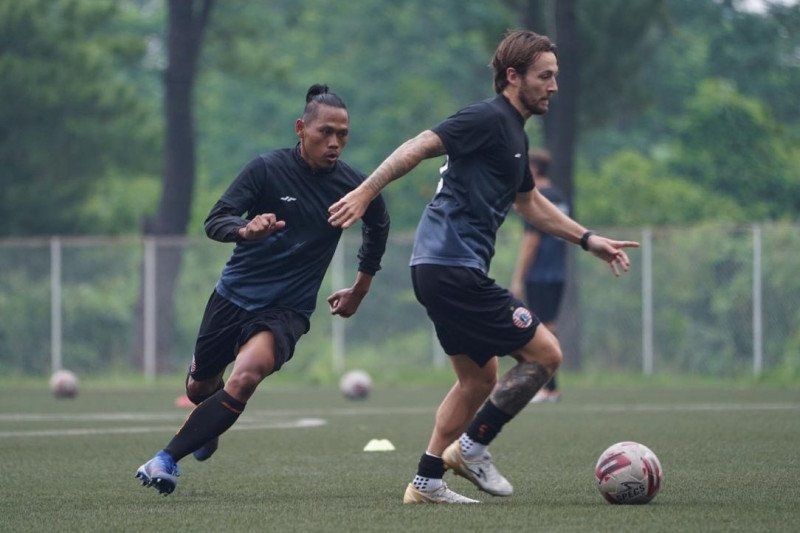 Pemain Persija Tony Sucipto (kiri) dan Marc Klok menjalani latihan di Depok, Jawa Barat, 6 Oktober 2020. Macan Kemayoran terus berlatih meski lanjutan Liga 1 musim ini ditunda. (ANTARA/HO/Persija)