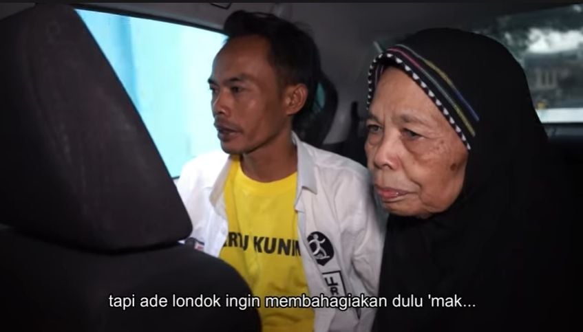 Video Vlog Ade Odading Belikan Ibunya Mobil (YouTube: Ade Londok Asli).