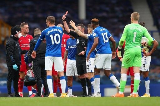 Pemain Everton Richarlison mendapat kartu merah saat menghadapi Liverpool di pertandingan Liga Premier Inggris di Goodison Park, Sabtu (17/10/2020). [AFP]