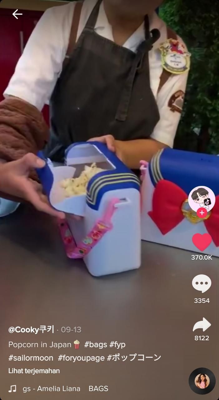 Popcorn dengan kemasan tas Sailormoon (TikTok @yupitscooky)