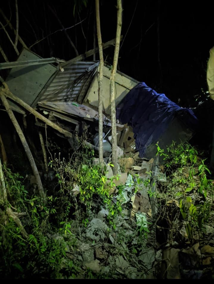 Sebuah truk pengangkut pupuk terperosok ke dalam jurang sedalam 10 meter di Gunungkidul setelah sebelumnya menghantam kedai angkringan, Sabtu (17/10/2020) malam. [Kontributor / Julianto]